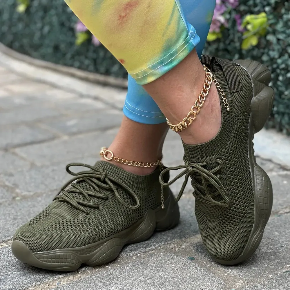 أحذية رياضية نسائية 2025 موضة جديدة للمدربين قابلة للتنفس أحذية رياضية مريحة للنساء نسيج شبكي بأربطة أحذية نسائية أحذية نسائية