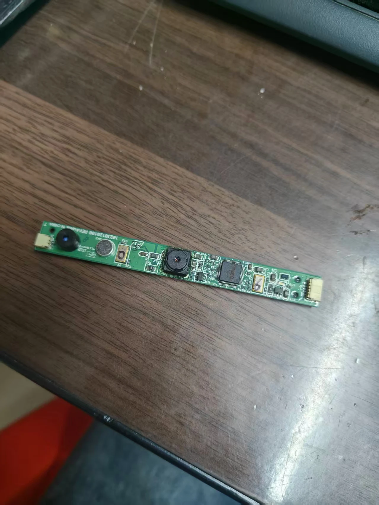 

встроенный микрофон для камеры, предназначенный для ноутбуков.