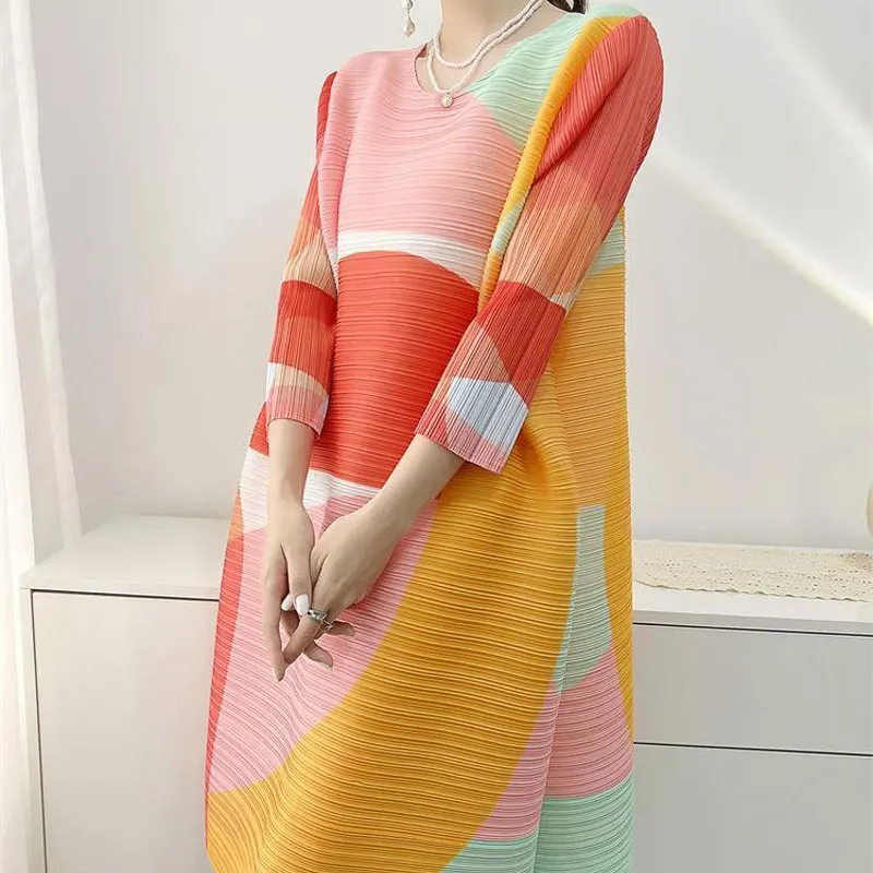 Abbigliamento femminile Girocollo Pendolarismo Stampato geometrico Pieghe eleganti Abito longuette allentato 2025 Abiti casual con maniche a 3/4 primavera estate