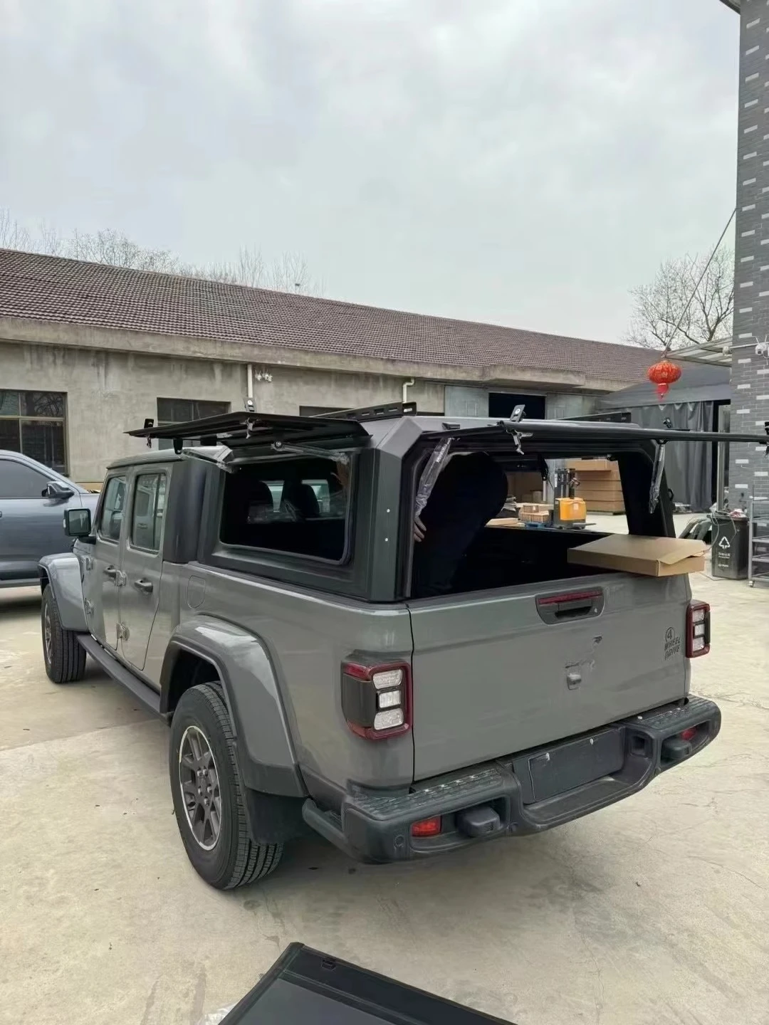 Material With Sliding Window Pickup  Camper Hardtop Truck Topper Bed  Canopy for Gladiator Bed Cap in Stock