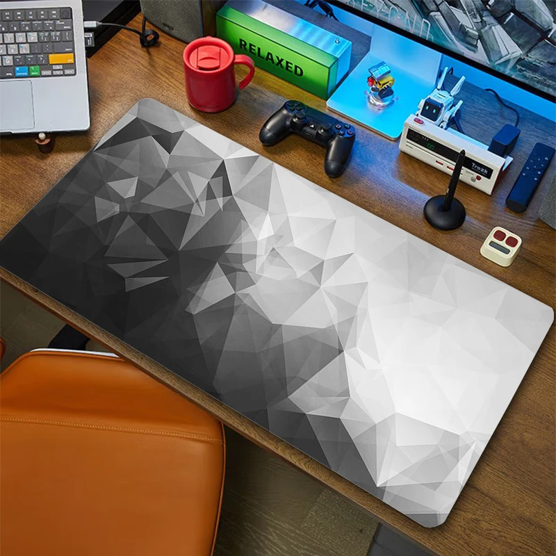 Grand tapis de souris de jeu en polymère de bureau noir et blanc, accessoires PC Gamer, média, clavier d'ordinateur, tapis de souris Anime, course