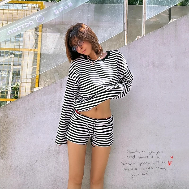 

Женская свободная футболка в полоску с длинными рукавами и шорты с завязкой на талии, комплект из двух предметов