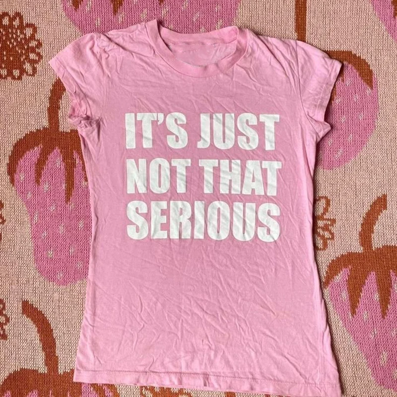 T-shirt rosa a maniche corte da donna con stampa 'Its Just Not That Serious', stile casual e rilassato, estetica Y2K, top grafico alla moda