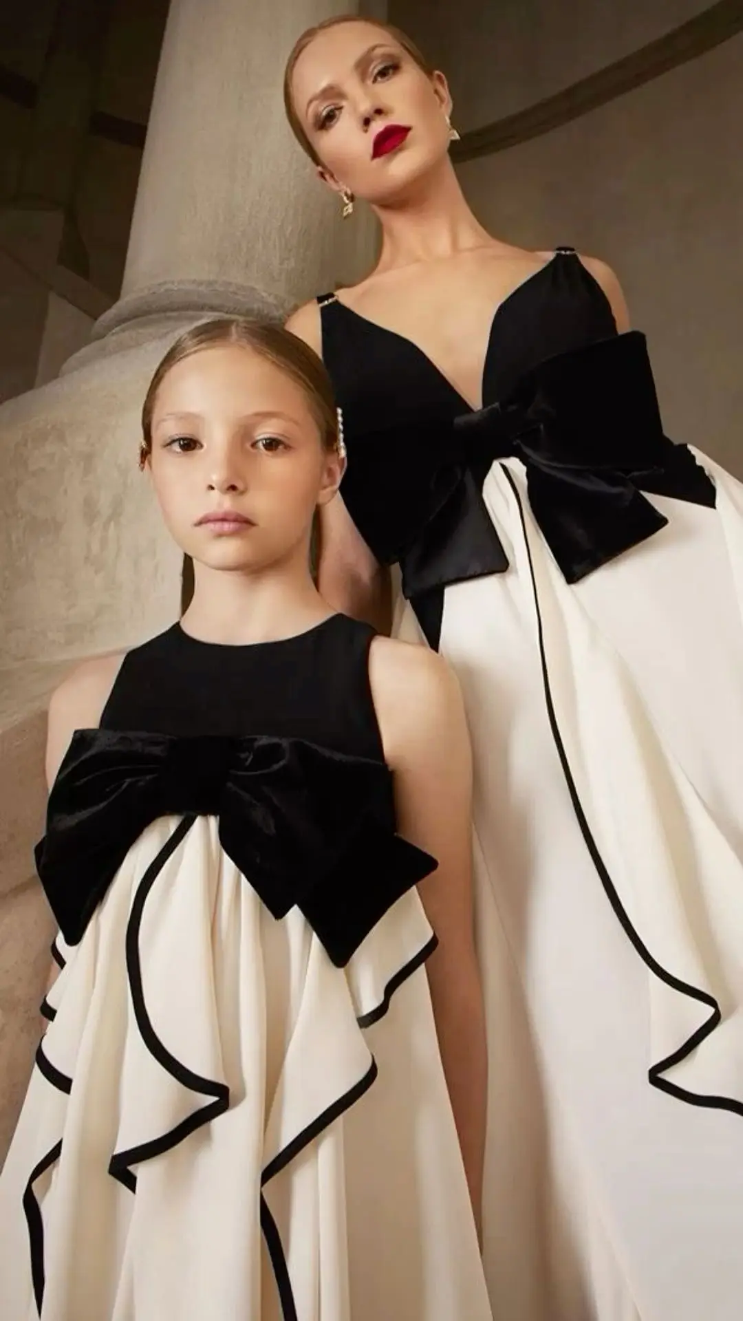 Vintage White and Black Mother and Daughter Dresses for Photoshoot Bow Fron Sleeveless Ruffles Puffy Mommy and Me Party Gown