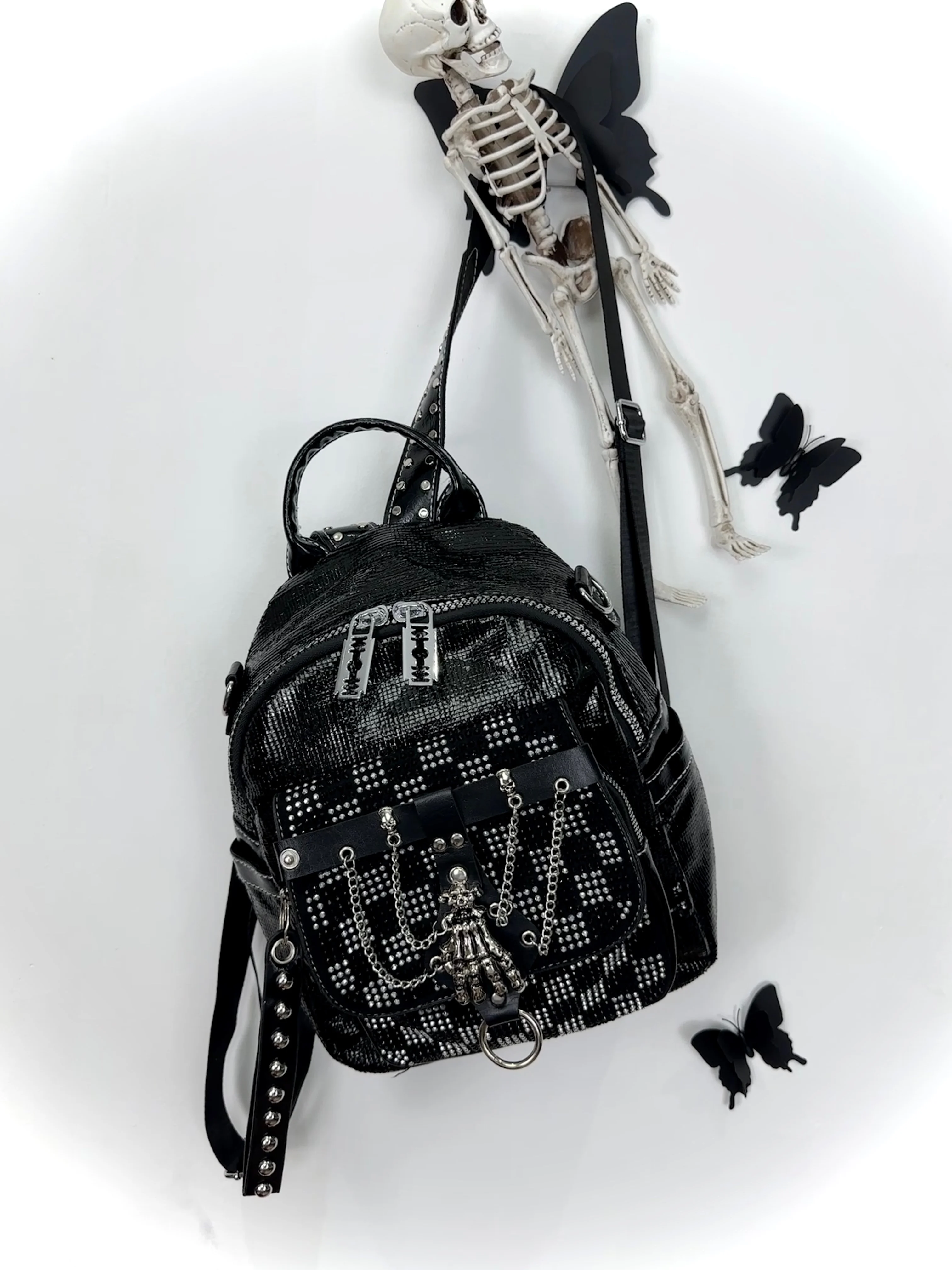 

Original European And American Personalized Motorcycle Women's Bag Metal Rivet Skull Hand Pendant Decorative Backpacks For Women