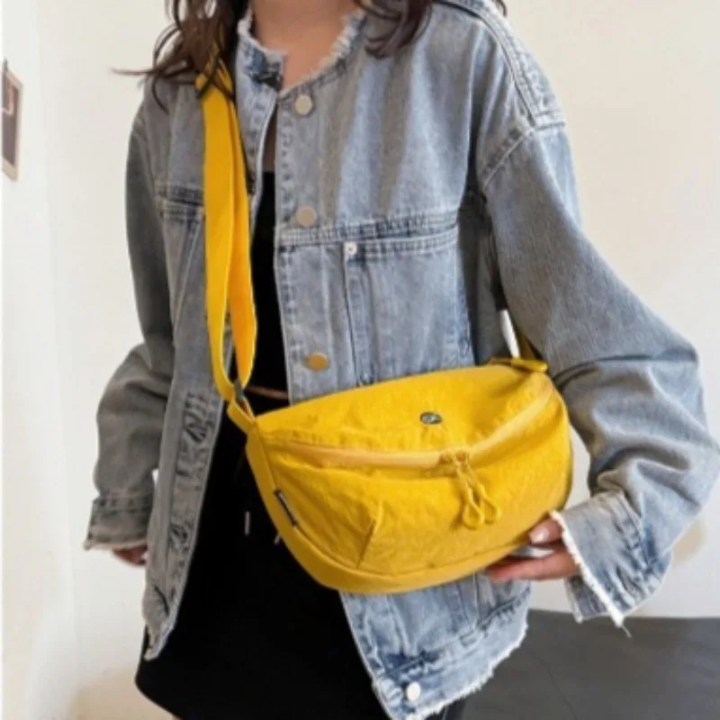 

Новая минималистичная сумка, женская вместительная сумка-тоут, студенческая сумка через плечо, рабочая сумка-кроссбоди, нишевая женская сумка из нейлоновой ткани.