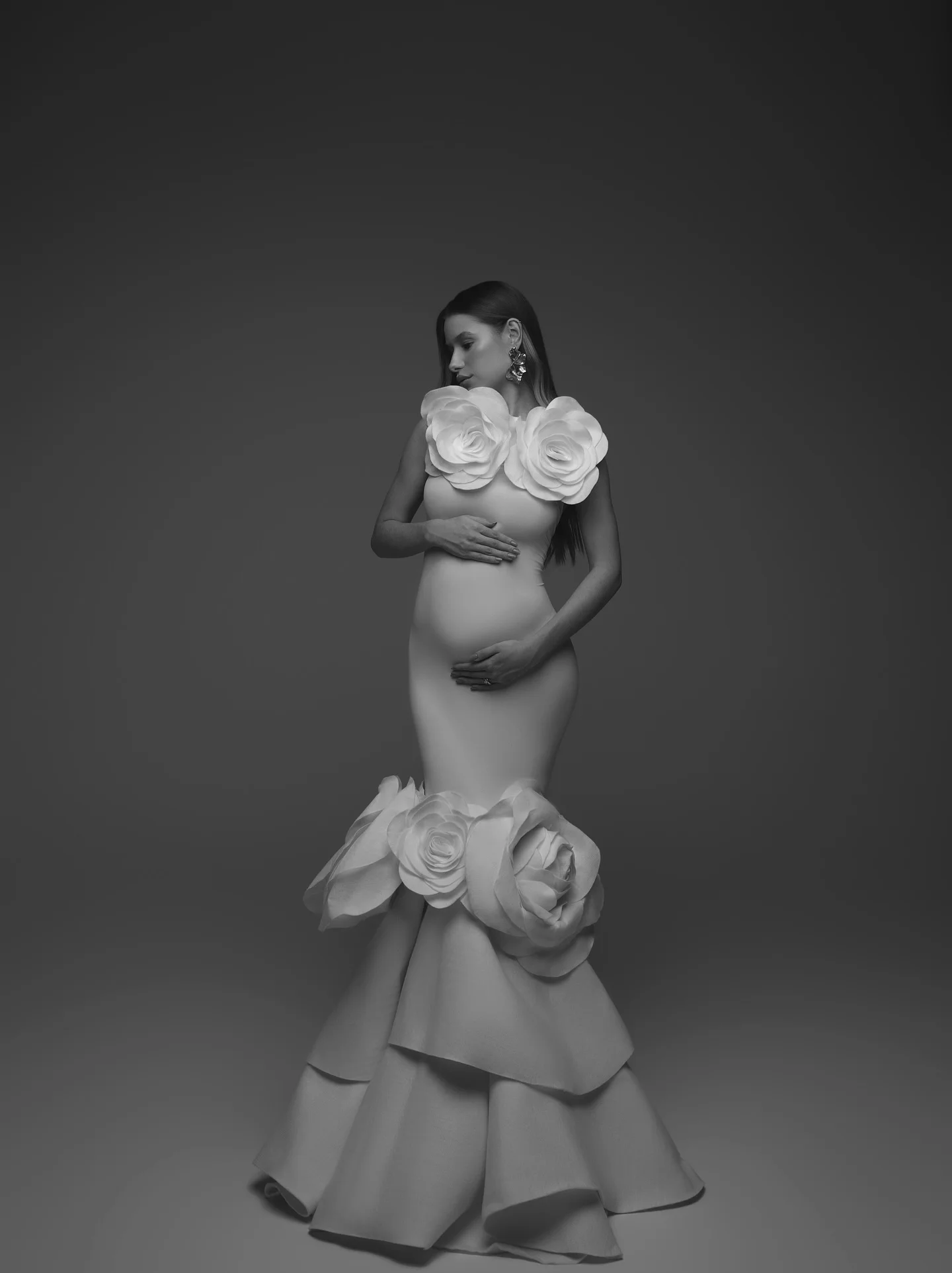 ชุดคลุมท้องสีขาวลายดอกกุหลาบสำหรับถ่ายภาพ  ชุดคลุมท้องลายดอกกุหลาบ 3 มิติ ชุดเดรสสำหรับงานเลี้ยงฉลองครรภ์  ชุดคลุมท้องสวยหรู