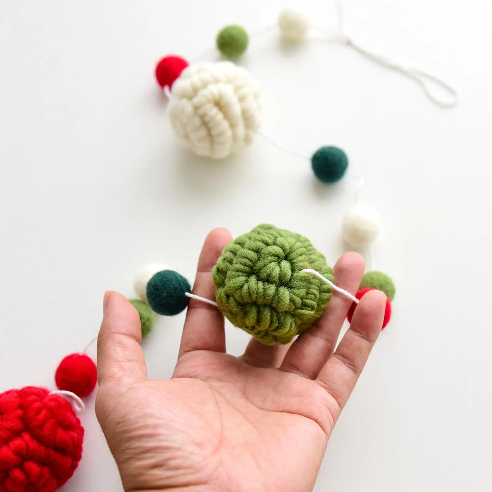 

160cm Christmas Wool Felt Ball String Garland Xmas Decoration for Party Festive Decor Foldable Holiday Banner Red Green White