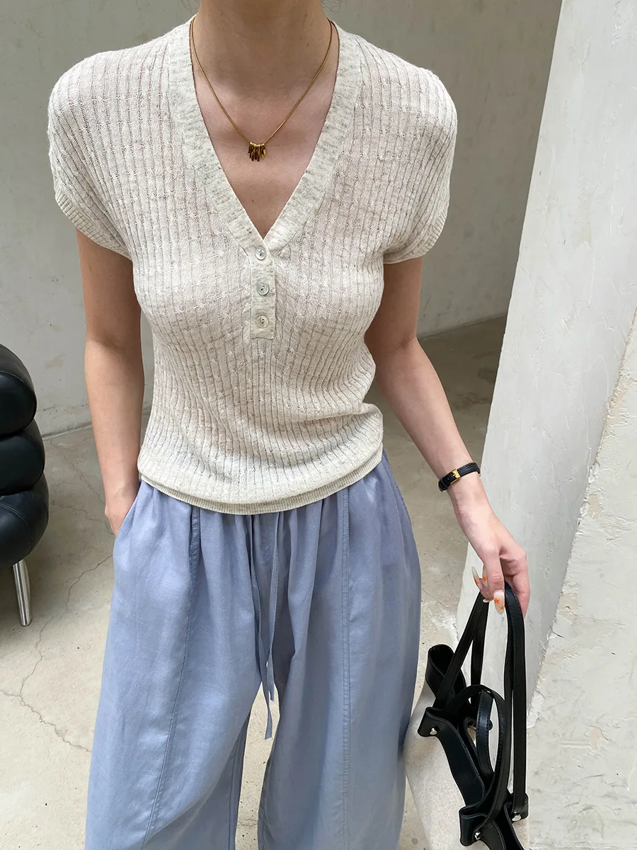 Sommerlicher Damenpullover in unifarbenem Design mit Knopfleiste, V-Ausschnitt und schlankem Schnitt, kurzärmelig. – Detail 16
