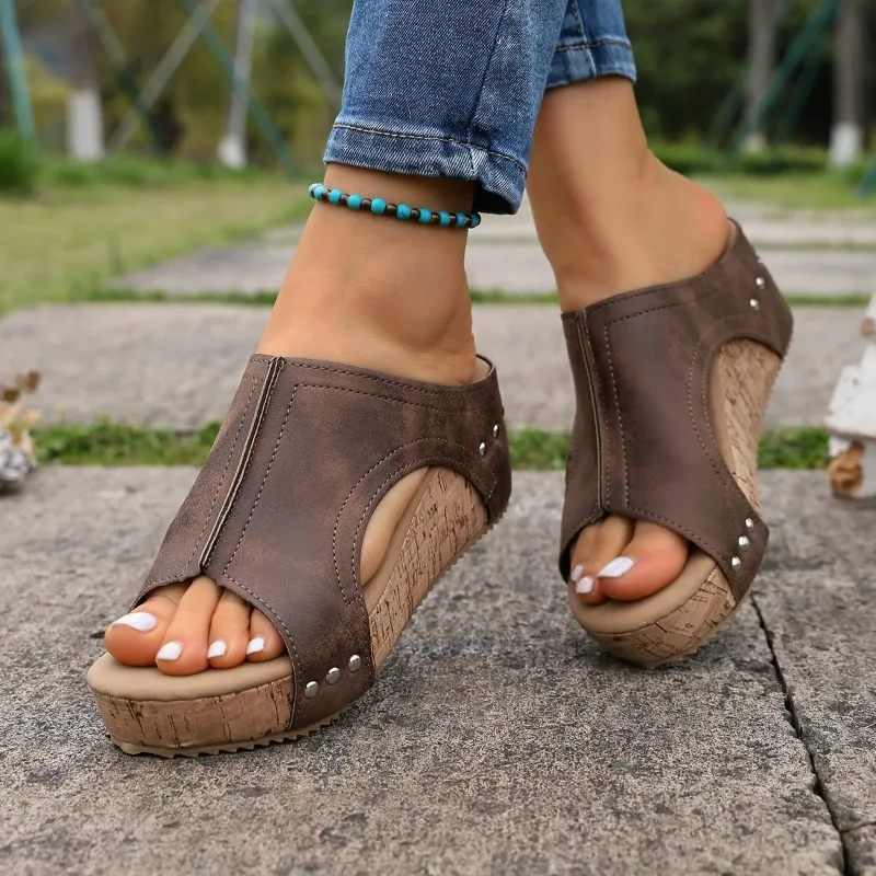 Damen-Sandalen 2026 Sommer Neuer Stil Nietenverzierte Klassische Pantoletten Offene Zehen Lässige Damen-Plateau-Strandsandalen Sandalias De Mujer