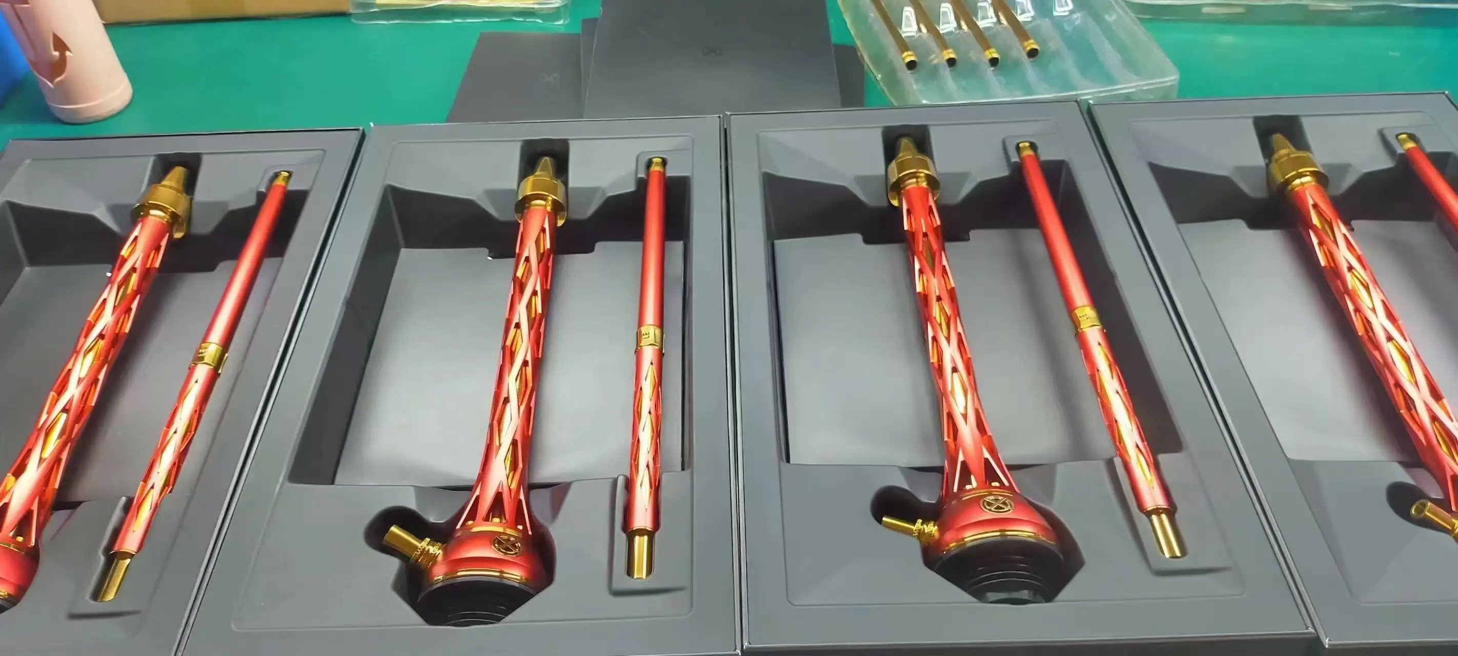 โรงงานรับผลิตบุหรี่ไฟฟ้าแบบสั่งทำพิเศษ รุ่นหรูหรา พรีเมียม ทำจากสแตนเลสคุณภาพสูง ดีไซน์ใบมีด รุ่น One M สีเขียวทอง บุหรี่ไฟฟ้าแบบรัสเซีย