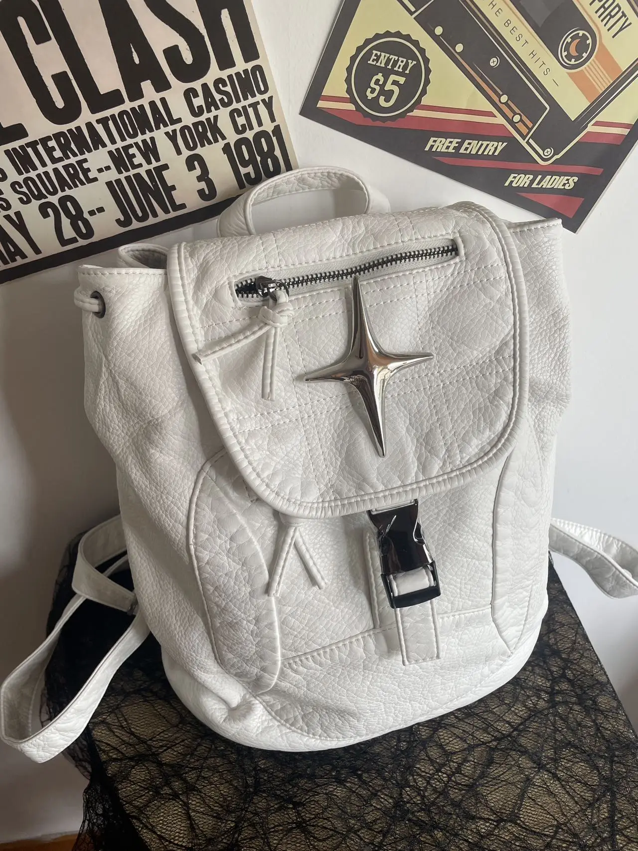 

Женский модный кожаный рюкзак белого цвета с текстурной поверхностью, металлический рюкзак в форме звезды