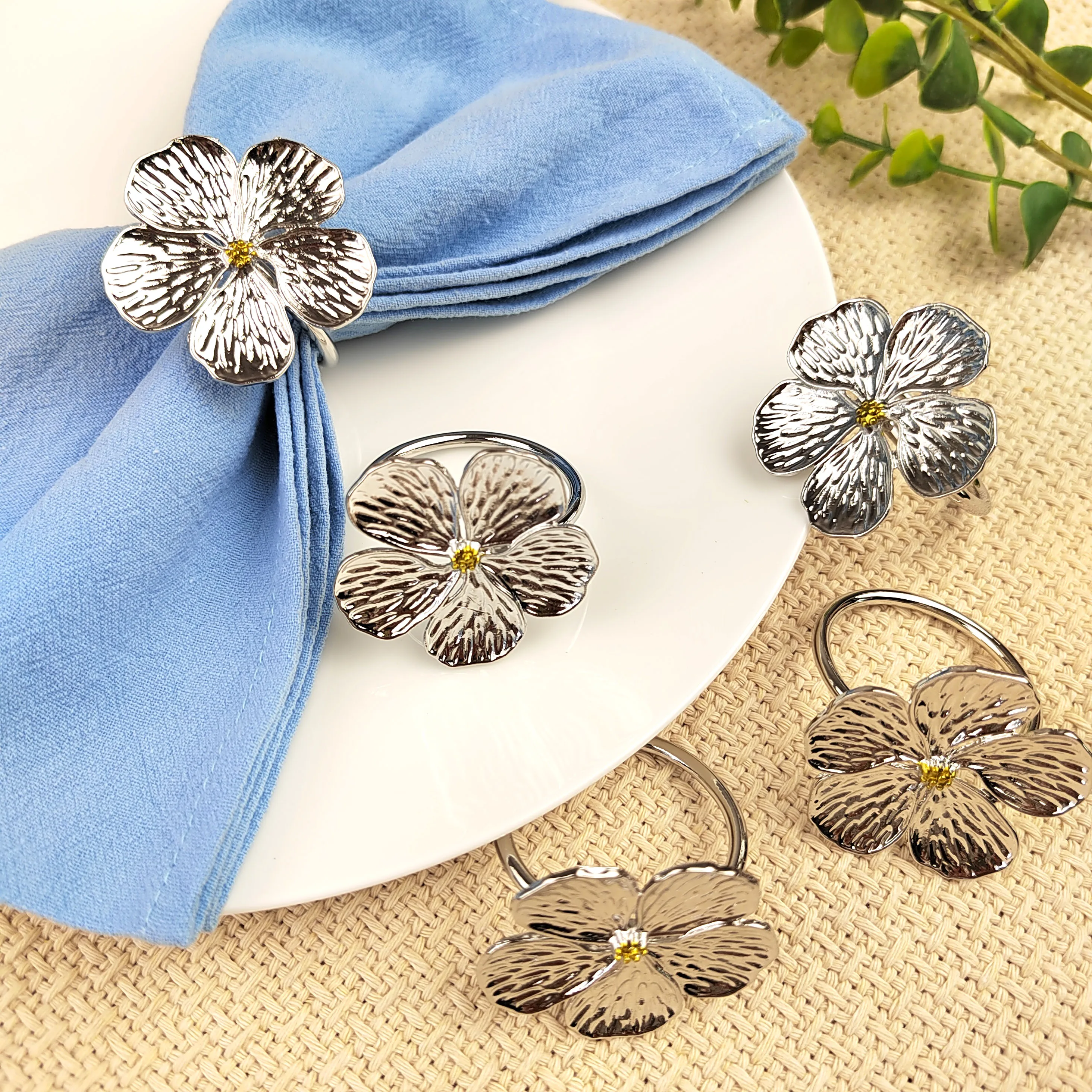 

4PCS Plum Blossom Silver Napkin Rings Bloom Flower Types Decoration Napkin Holder For Hotel Parties Feast Dining Table Decorate