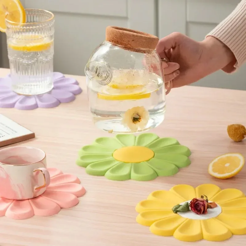 Daisy Shape Silicone Coaster Kitchen Table Heat Resistant Anti-scalding Mat Cup Tableware Placemat Table Decoration