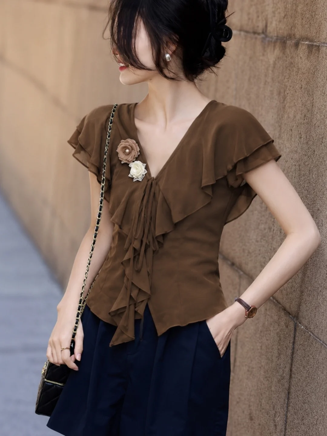 

Retro V-Neck T-Shirt Women's Slim Fit Short Sleeve Bell Design Fashionable Commute Korean Style Straight Cut Silk Top