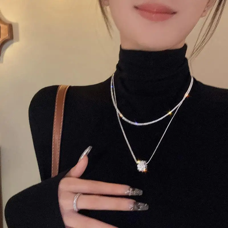 

A new design of a light luxury double-layered necklace for women featuring a sophisticated collarbone chain and a high-end feel