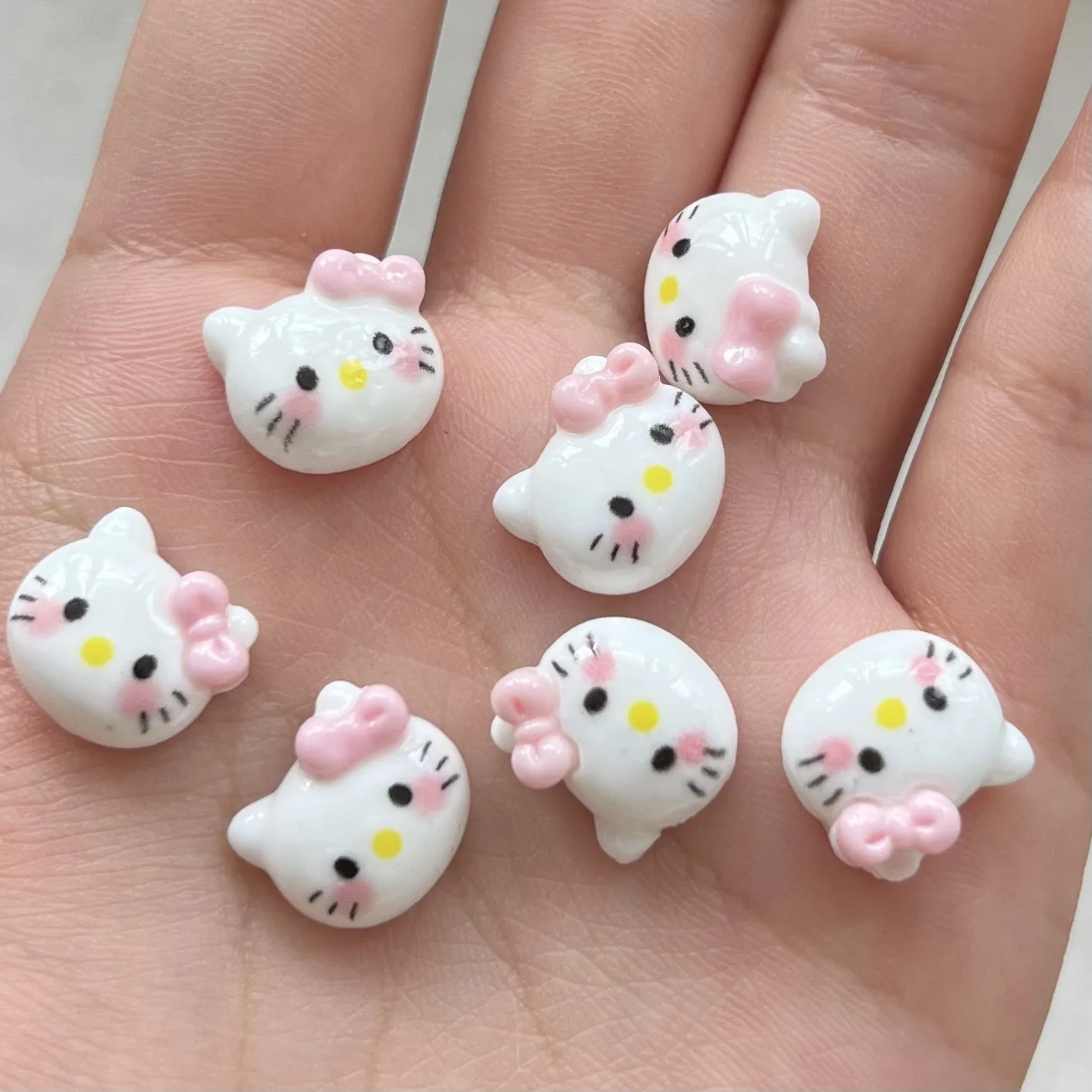 Cabochons de dessin animé Mininstants Sanurgente Hello Kitty, résine de dessin animé, matériaux d'artisanat bricolage, fabrication de bijoux, breloques, 5 pièces