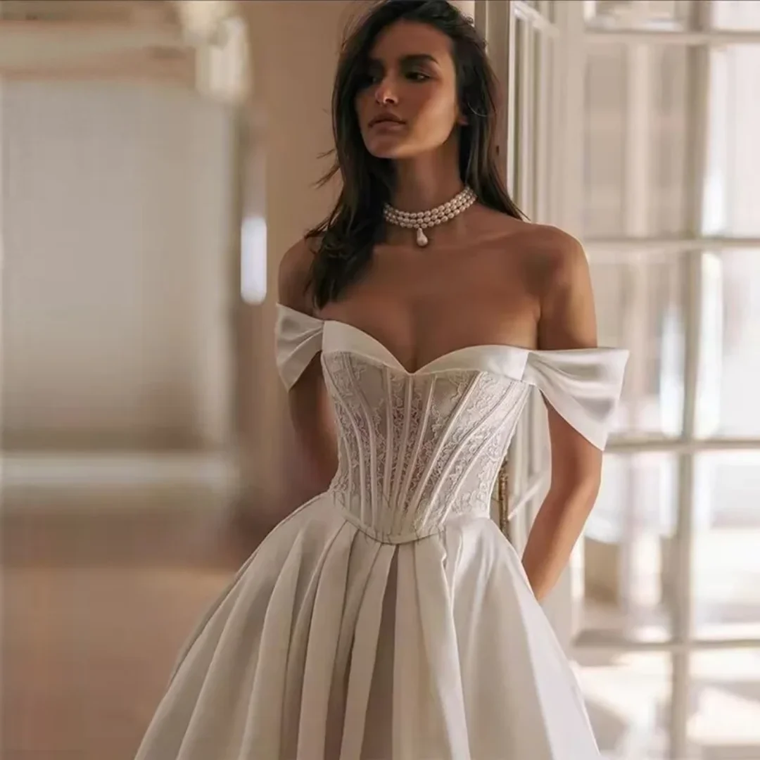 Customzied エレガントな A ラインのウェディングドレス恋人プリーツサテンレースの花嫁ドレスフロアレングスレースアップバックトレイン