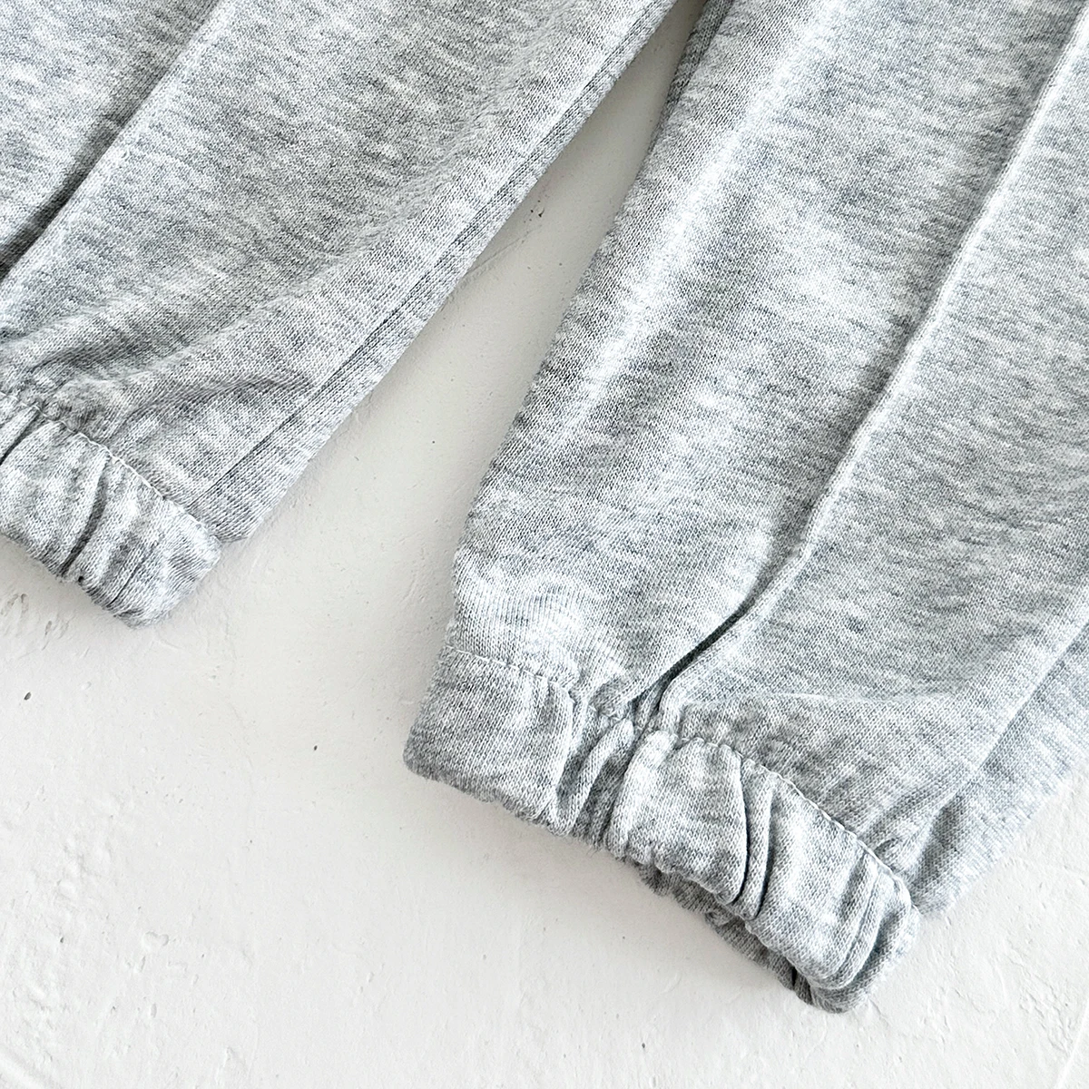 Baby Freizeit-Jogginghose, Melange Grau, mit vertikalen Nähten, Jogger-Hose, elastischer Bund, weiche Baumwolle, Kleinkind-Hose – Detail 4