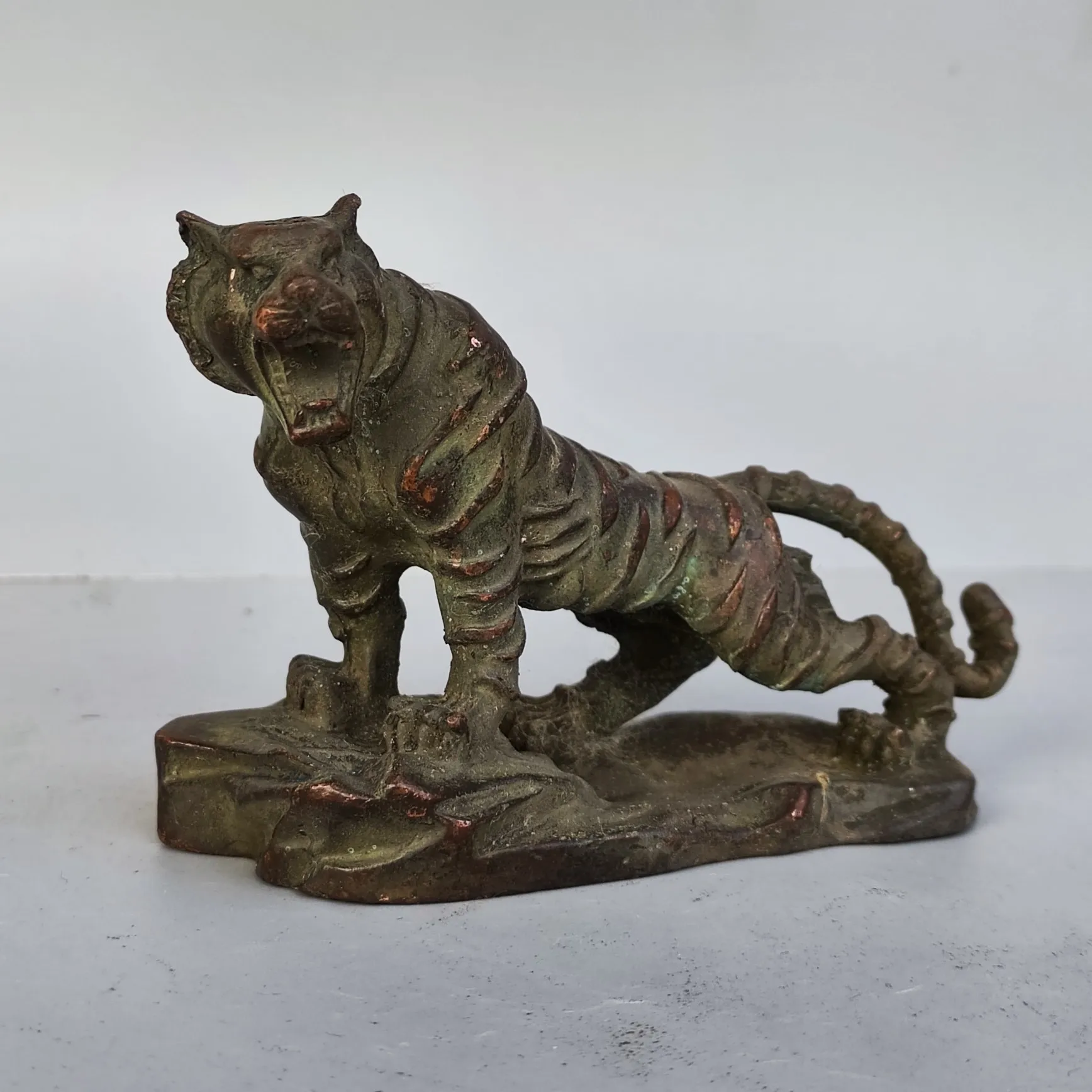 Metal Vintage Tiger Statue Miniature Animal Sculpture Home Office Room Desk Decoration Ornament Desk Accessory Gift
