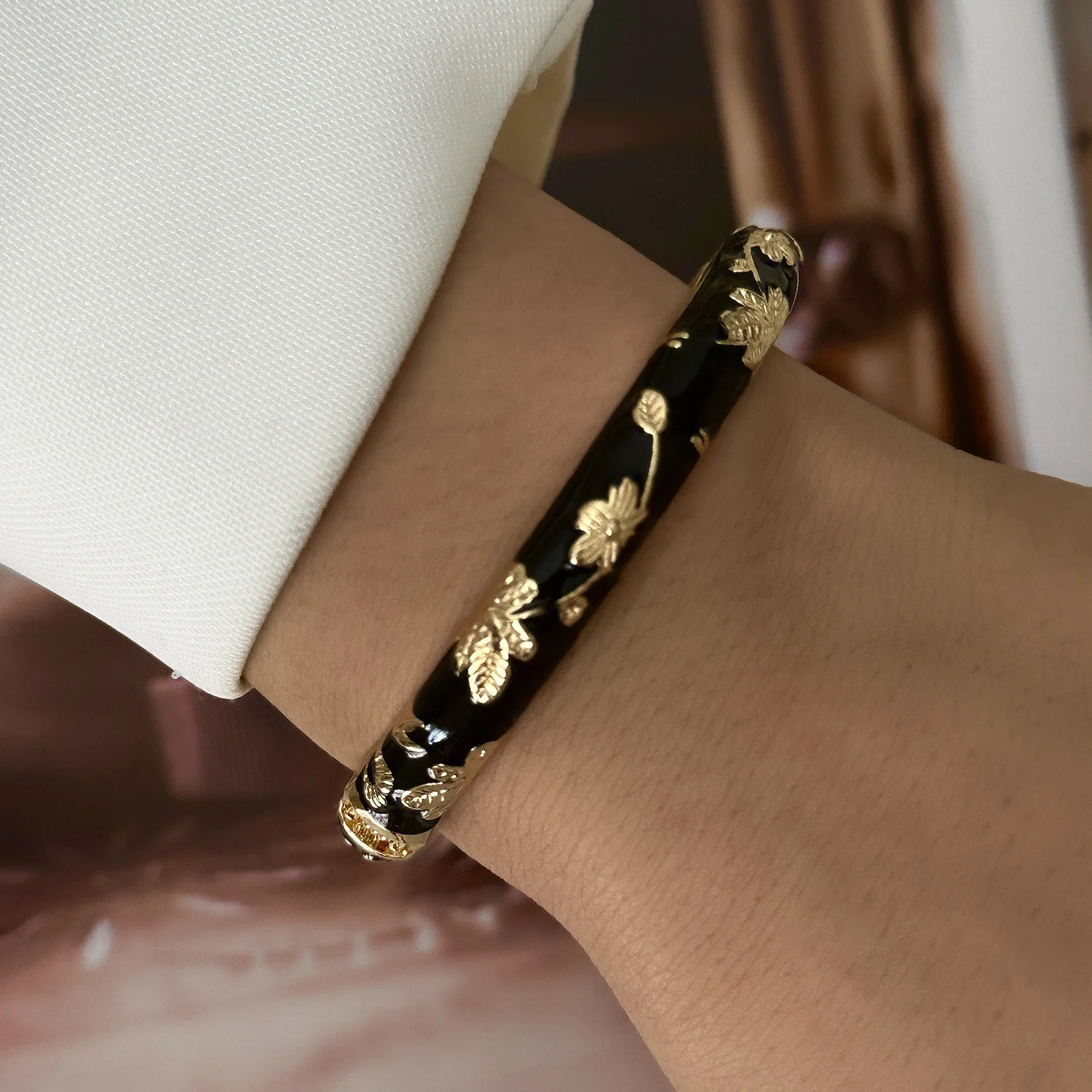 Klassische Blumen-Geometrie Emaille-Armreifen für Frauen, Ethno-Stil Cloisonné Stapelarmband, Trendiger Goldfarbener Metallschmuck – Detail 6