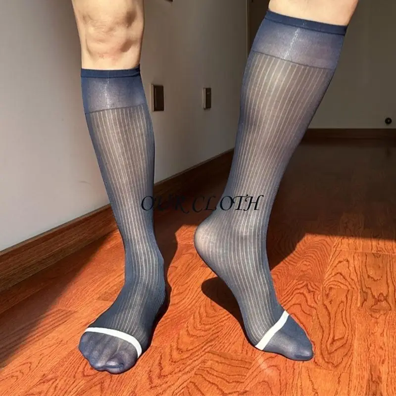 メンズビジネススーツドレスソックスストライプパターンナイロンは、正式な機会と毎日の摩耗Y1ACのために膝の長さのストッキングを通して見えます