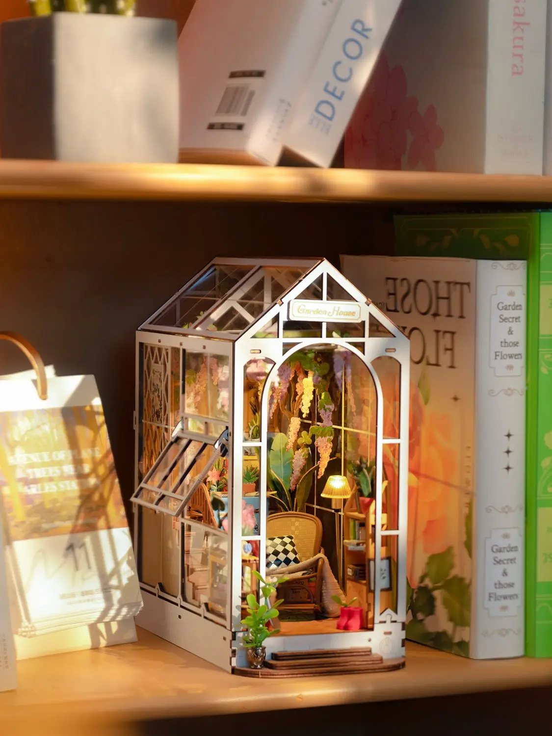 Rolife Gartenhaus Buchnische DIY Puppenhaus Buchstützen-Modellbausatz mit LED-Beleuchtung Holzpuzzle für Bücherregal-Dekoration - TGB06