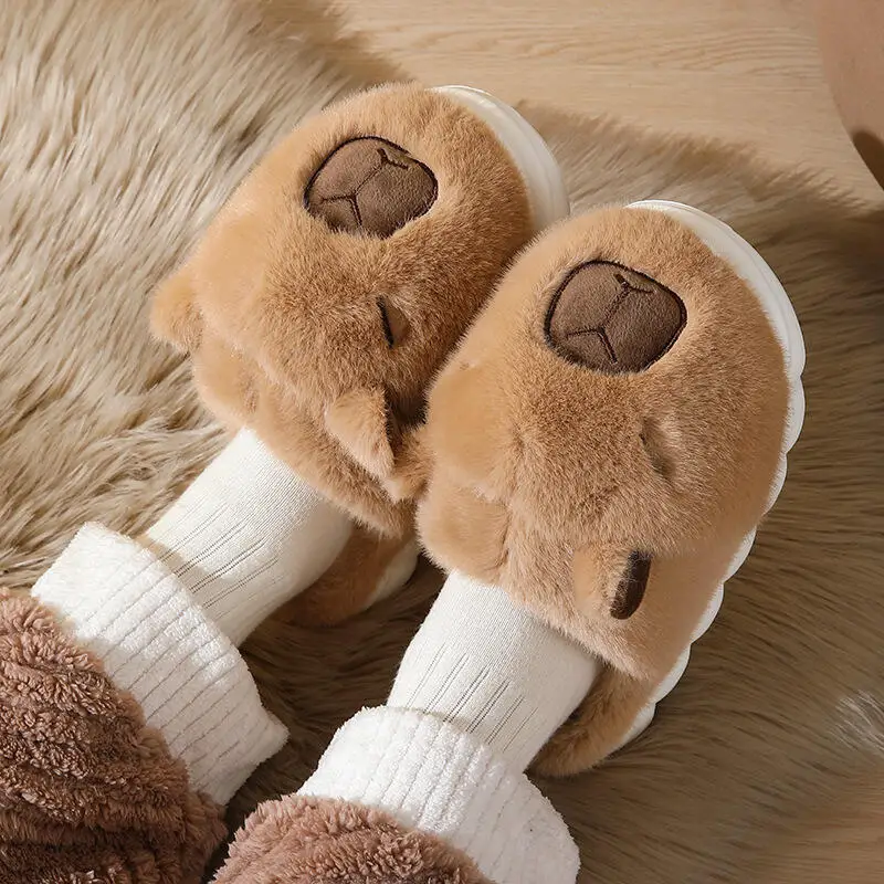 Zapatillas de algodón con dibujos de capibara para mujer, pantuflas cálidas de piel sintética para dormitorio, fondo suave y grueso, para invierno, 2025