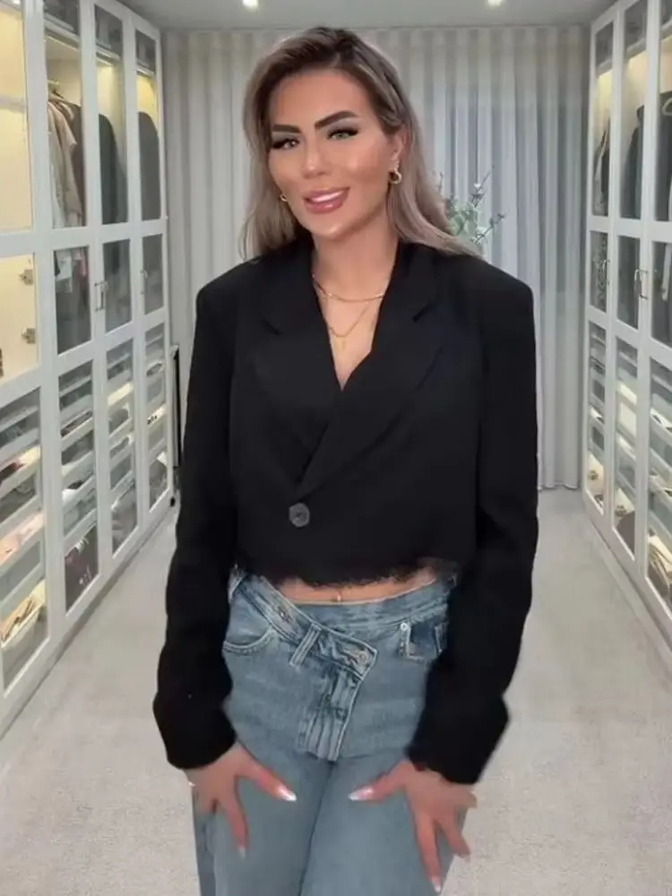 

Женский костюм-двойка HH 2026: укороченный жакет с отложным воротником и кружевными вставками, длинными рукавами + шорты в уличном стиле с карманами на молнии, повседневный, приталенный