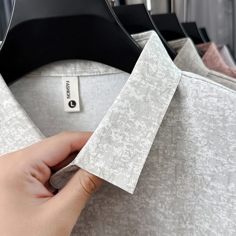 Herren-Polohemd mit langen Ärmeln, Reverskragen, dezenter Jacquard-Textur, Knopfleiste, weicher Stoff, für den täglichen Gebrauch. – Detail 14