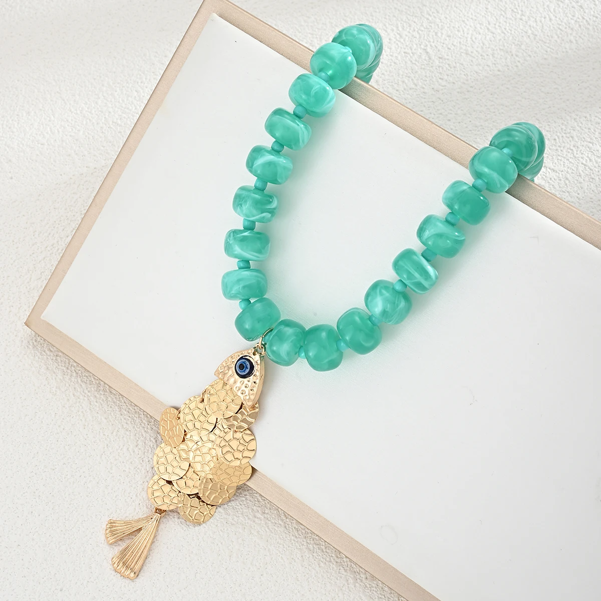 Y2K Boho Blaue Acryl-Rundperlen-Choker-Halskette für Damen, trendiger Kupfer-Glücksfisch-Anhänger, Halsaccessoire, Modeschmuck, Geschenk – Detail 5