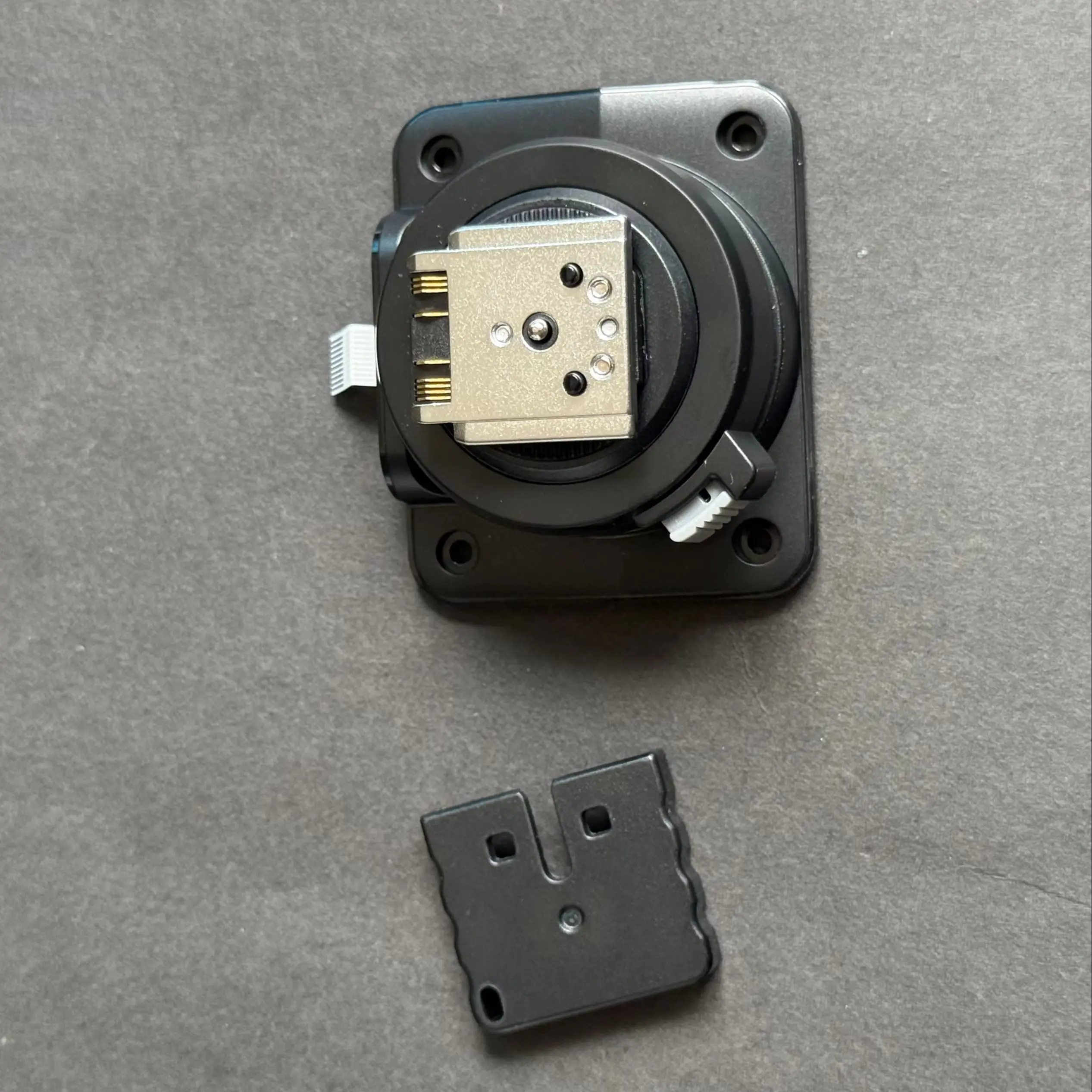 

НОВИНКА ДЛЯ Godox V100 V100-S V100-C V100-N V100S V100C V100N Горячая обувь для вспышки Горячий башмак Заднее крепление База Кронштейн для ног SPEEDLIGHT Часть