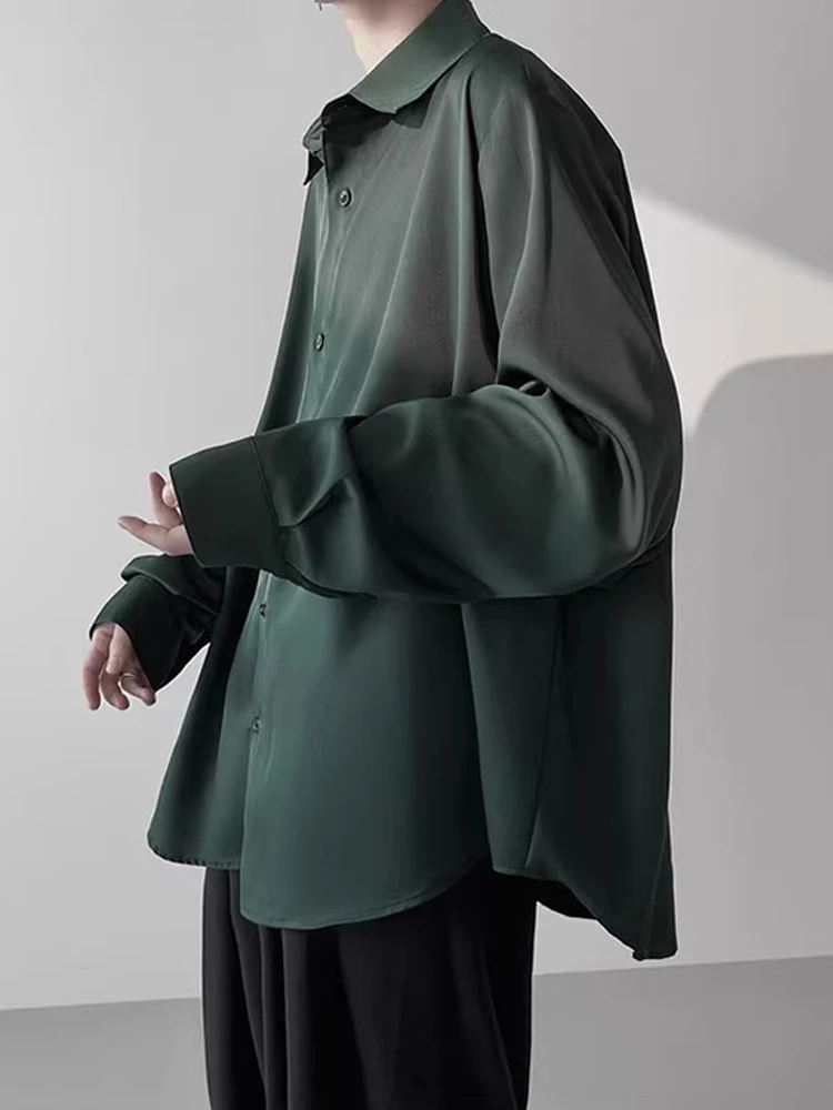 

Мужская удлиненная куртка-пальто из драпированной ткани, создающая ощущение легкости и высокого класса, защищающая от холодного ветра.