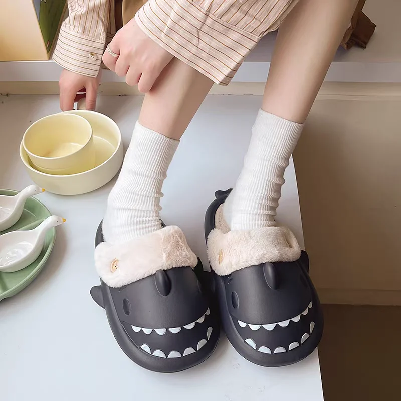 Zapatillas de tiburón bonitas para parejas de invierno, sandalias divertidas de animales para adultos, sandalias de felpa cálidas rellenas para mujeres, zapatos de suelo de dibujos animados de terciopelo para interiores