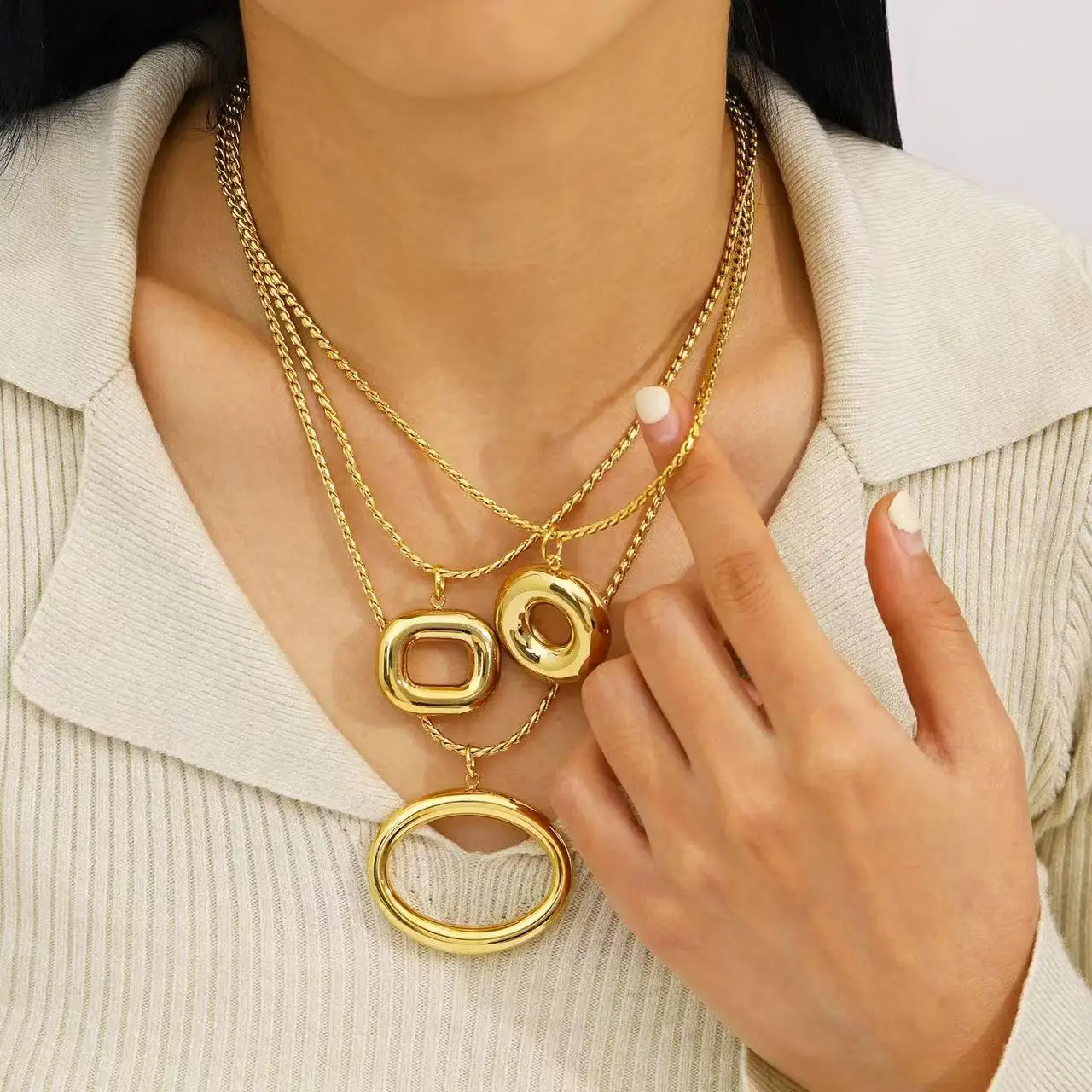 Design personnalisé et minimaliste, collier ovale pour femme en acier inoxydable avec mode ajourée, polyvalent et haut de gamme
