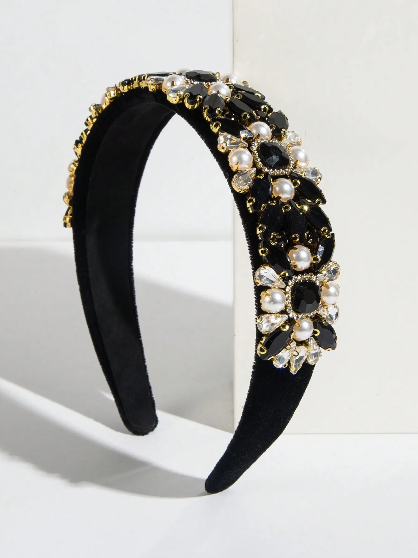 

Черная бархатная повязка на голову с золотистыми стразами и декором из искусственного жемчуга