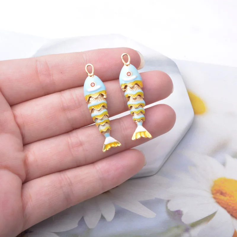 1 Stück Kupfer 18k vergoldeter Emaille 3D Fisch Anhänger Damen Königsblau Langer Schlüsselanhänger Handtaschen-Halsketten-Anhänger DIY Schmuckherstellung – Detail 8