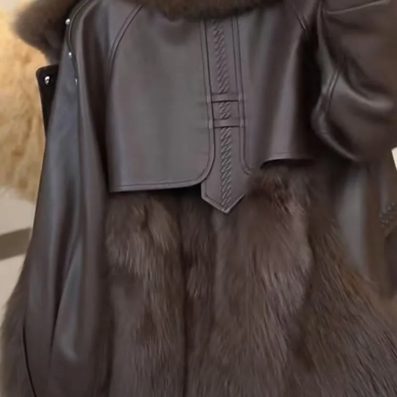軽贅沢で新しい秋冬の綿厚手の暖かいレザージャケット、レディースファー一体型、高級感溢れるデザイン