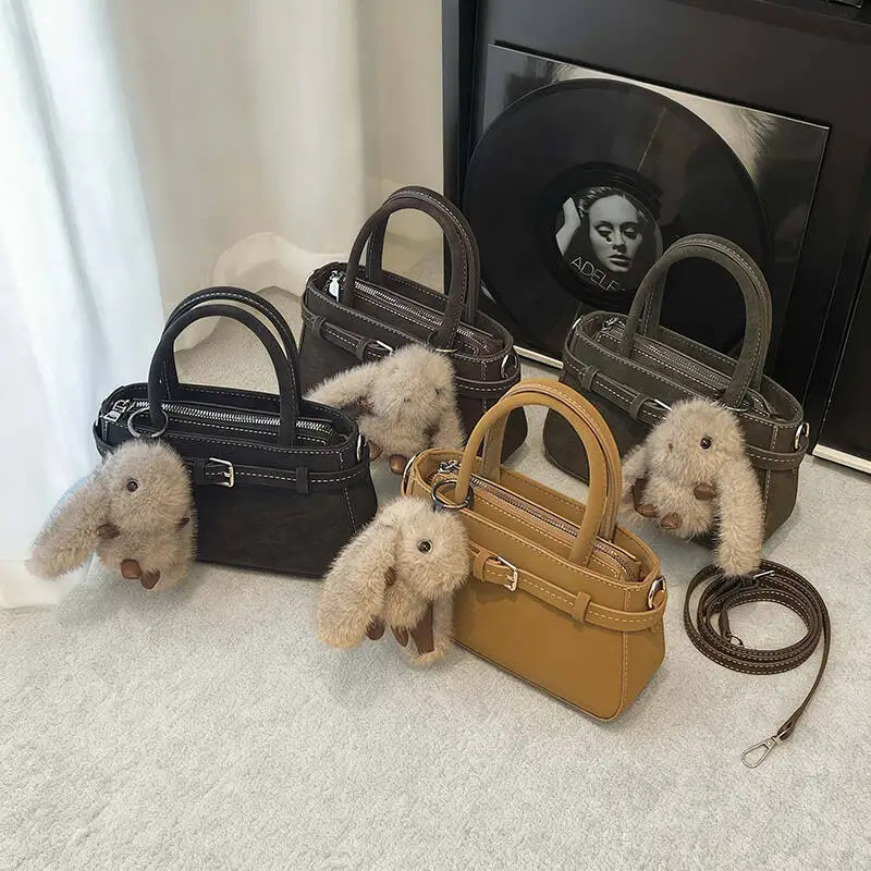 

Винтажная кожаная сумка с верхней ручкой, плюшевая подвеска в виде кролика, регулируемый плечевой ремень, металлическая пряжка, повседневная модная сумка для путешествий, пригородных поездок