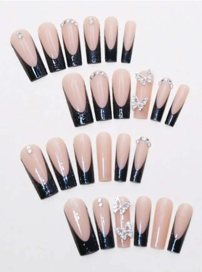 Modisches Set mit 24 rechteckigen schwarzen französischen Nagelspitzen mit Glitzer und silberner Schmetterlings-Strassverzierung – Detail 2