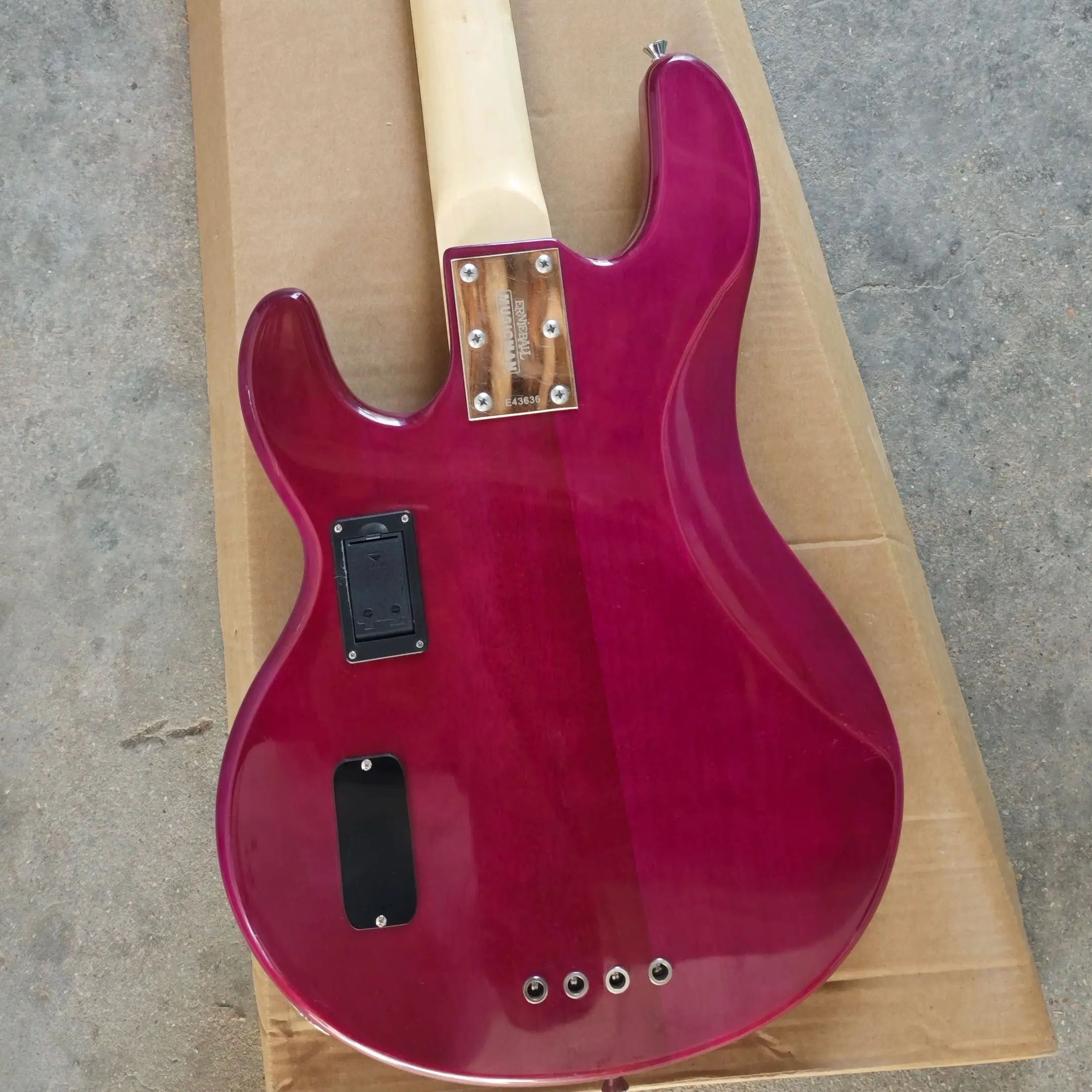 Pink four-string bass, full-body link, tiger-pattern veneer on the front, basswood piano body and rose wood fingerboard.