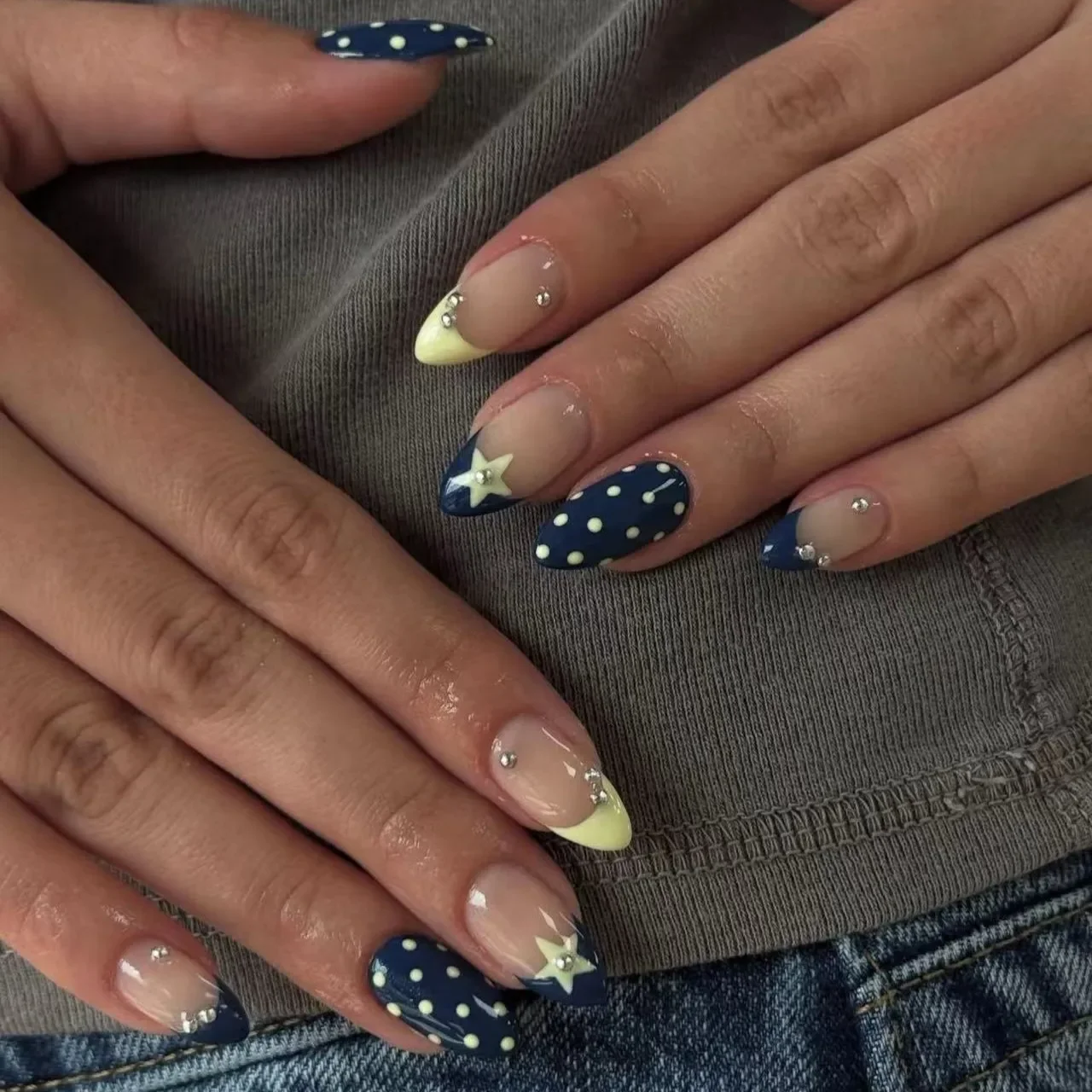 

24PCS Almond Fake Nails Navy Blue Yellow Color French False Nail with White Polka Dots Stars Design Glossy Press on Nails 네일팁 투명