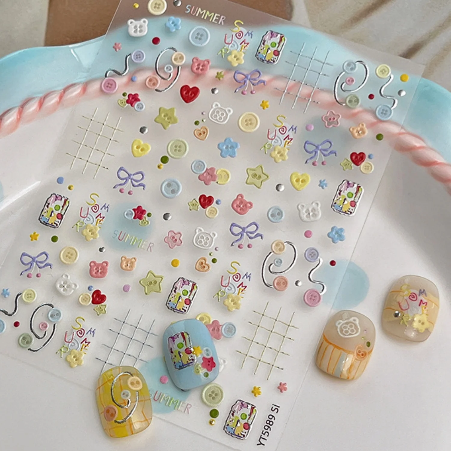 SOMMER Niedliche 5D Nagelkunst-Aufkleber Farbige Knöpfe Bärenkopf Herz Stern Schleife Karomuster Linien Kindlicher Stil Selbstklebende Abziehbilder Süße DIY-Dekorationen
