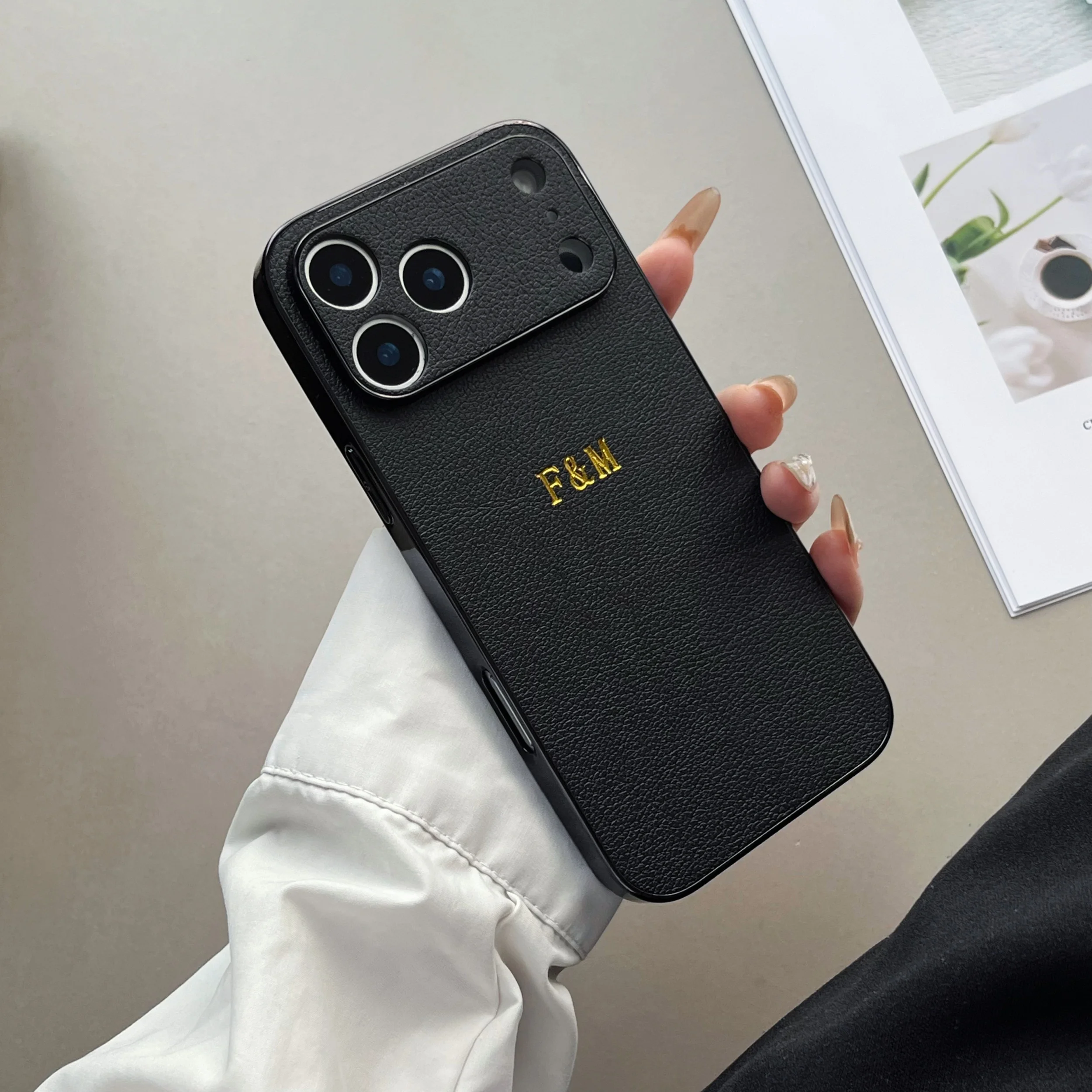 Luxuriöse Kunstleder-Handyhülle mit Beschichtung für iPhone 18 17 16 15 14 13 Pro Max Plus Air, personalisierbar mit Namen, goldene 3D-Heißfolienprägung – Detail 5