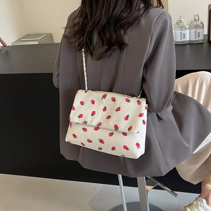 Bolso de hombro con estampado de fresas para mujer, bandolera con cadena y solapa grande, informal, Vintage, de pana, 2024