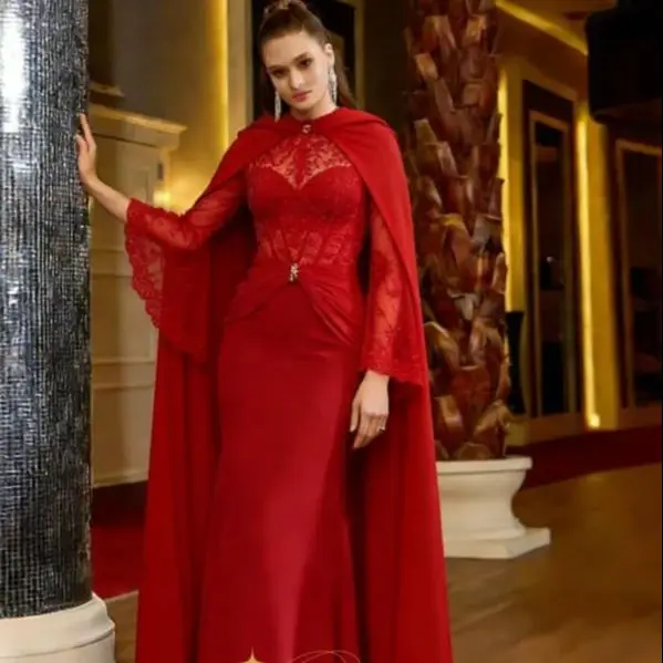 ชุดแม่เจ้าบ่าวเจ้าสาวสีน้ำเงินยาวหรูหราพร้อมผ้าคลุมไหล่เก๋ไก๋สำหรับงานแต่งงาน ชุดราตรีสำหรับแขกในงานแต่งงาน สามารถสั่งตัดได้