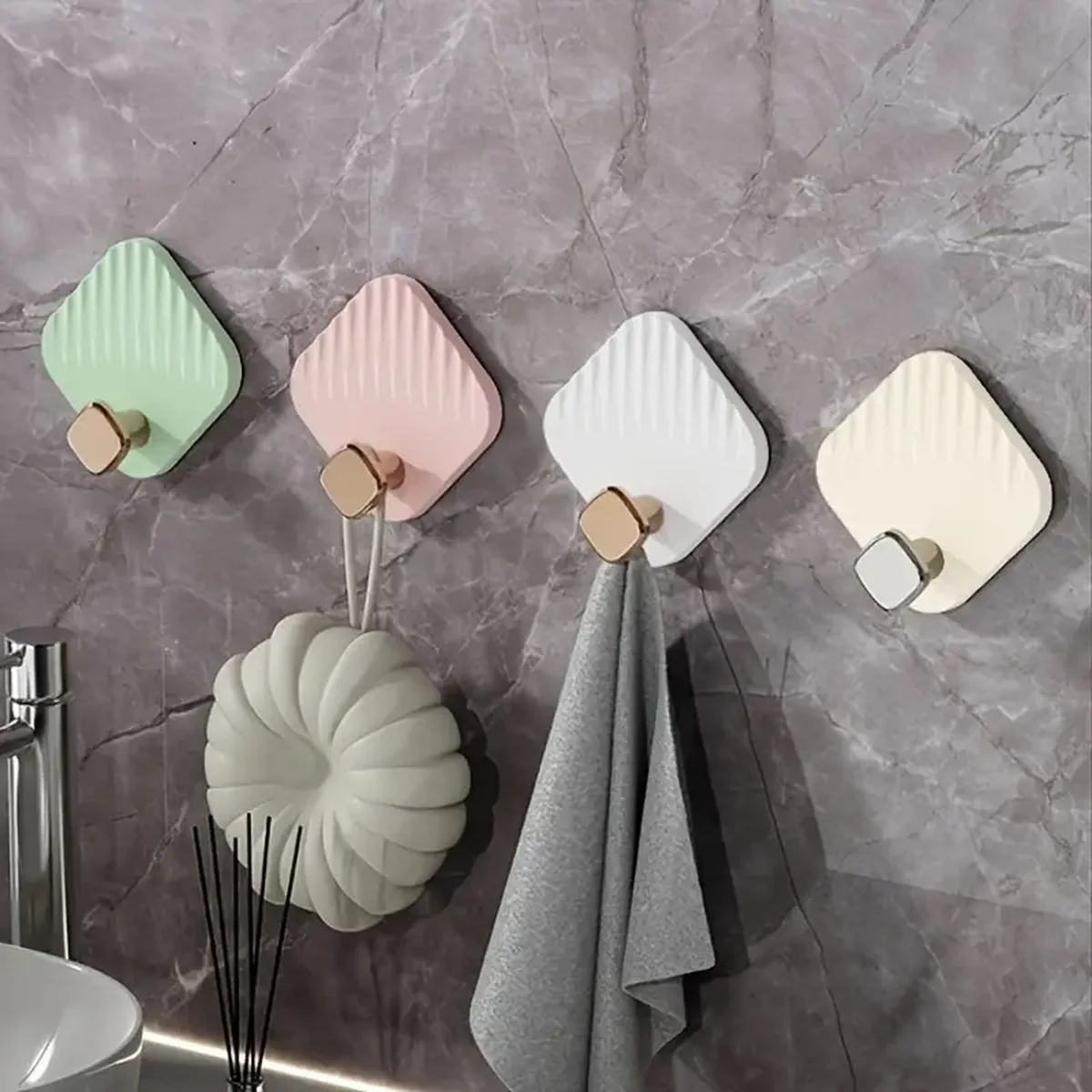 4 Stück kreative bunte Wandhaken, stanzfreie selbstklebende Wandhaken, klebrige Küchenhaken, Badezimmer-Handtuchhaken, Badezimmer-Auxi