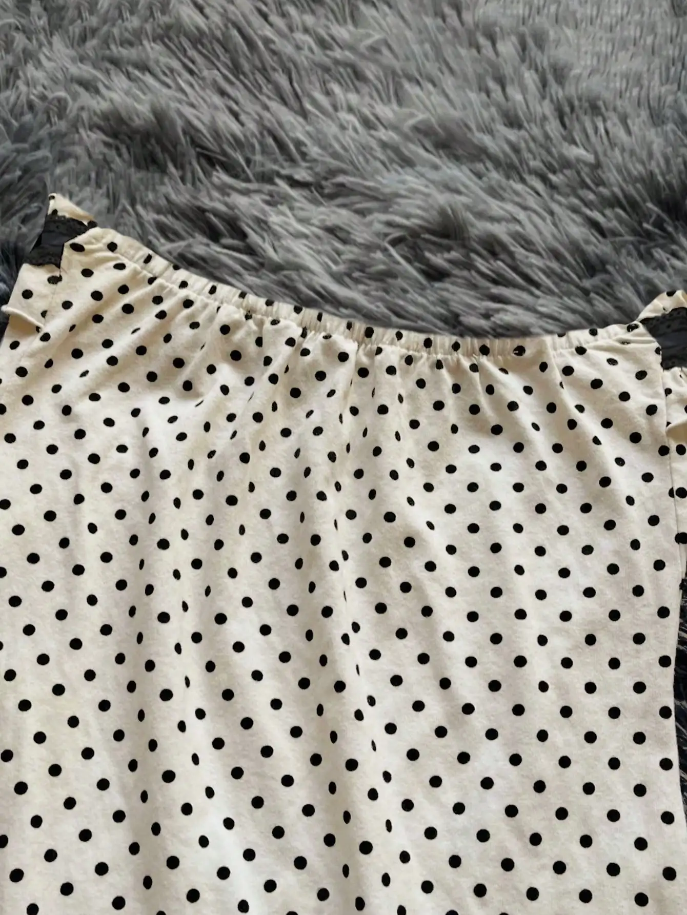 Damska sukienka mini bez ramiączek z falbankami, nadrukiem w kropki i kontrastową koronką.