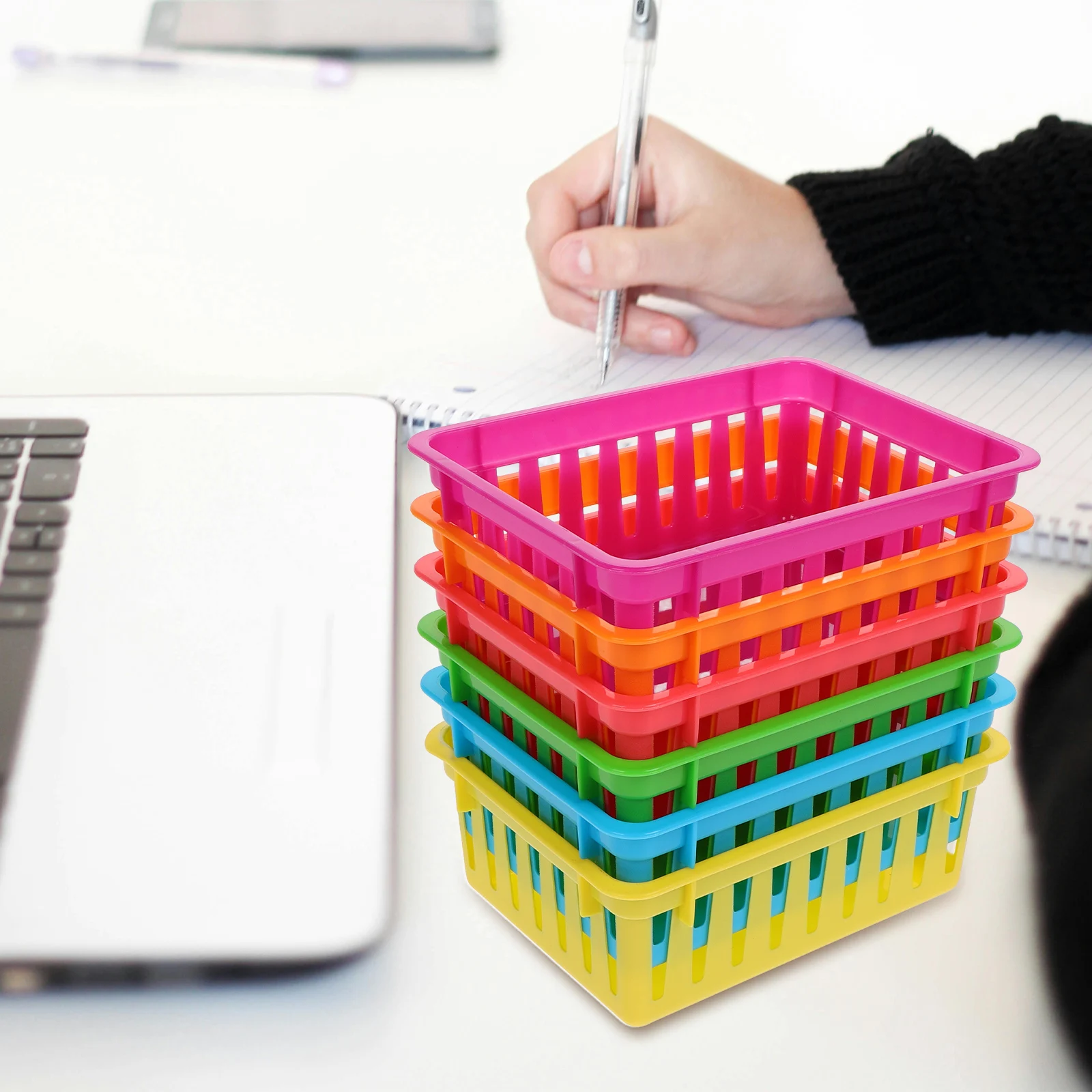 6 قطع من سلال تخزين الفصول الدراسية، حامل أقلام رصاص بلاستيكية، منظمات مكتبية ملونة، صواني المرافق للمدرسة والمكتب والمنزل