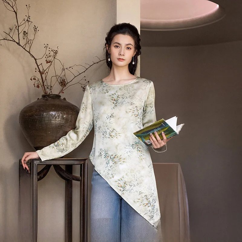 

Новая осенняя коллекция: Женское платье-миди с принтом, асимметричным подолом, круглым вырезом и длинными рукавами.